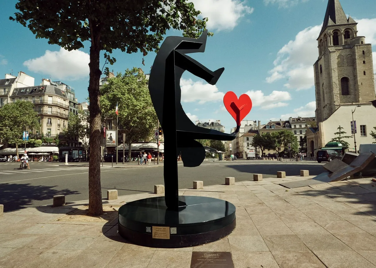 Image of Olympics 2024 opening sculpture En Equilibre by Tsouladze Guela, a Sculpture, based in Paris